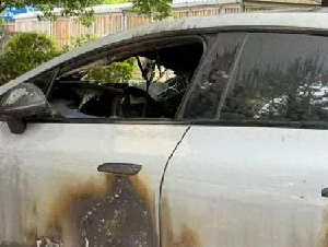 奔驰电动汽车充电结束后起火 殃及另两辆汽车