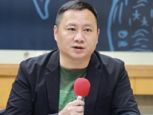 
                中国社运人士王丹父亲辞世 悲喊无法送终极大遗憾
            