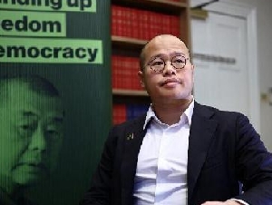 “岂有文章倾社稷，从来佞幸覆乾坤”