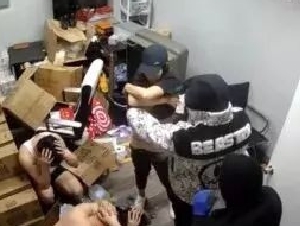 
                疯传！华人地下赌场深夜遭洗劫 女的被扒光衣服…
            