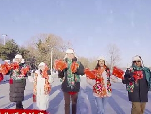 美驻华外交官穿大花袄 齐唱"大东北我的家乡"拜年