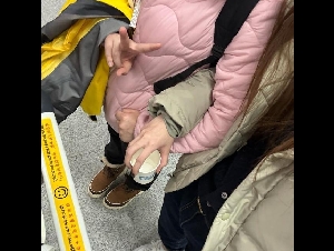 18小时没吃 中国女孩伦敦机场发帖求助 结局太暖