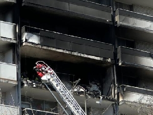 
                涉锂电池！多伦多高层公寓火灾，阳台全被烧黑
            