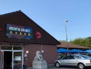 
                中餐馆老板被杀，很可能是因为门口贴着这种标志…
            