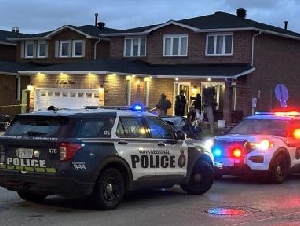 
                旺市住宅门前大白天发生枪击，两人死亡
            