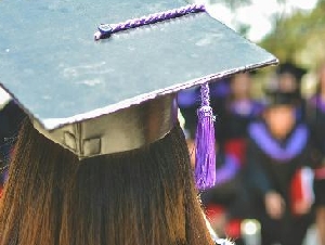 大学学历没用？英毕业生总收入较20年前减近8万镑