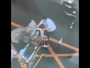 网传北京中信大厦撞机驾驶员现场抢救照片