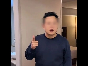 
                中国球迷到墨西哥看球 刚出机场就遭枪顶脑门抢劫
            
