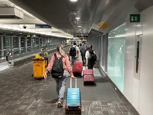 
                旅游途中获悉家人去世：我在多伦多、东京、香港、武汉的难忘归程
            