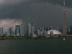 
                多伦多雷暴警告升级：110公里狂风暴雨来袭，可能突发洪水
            