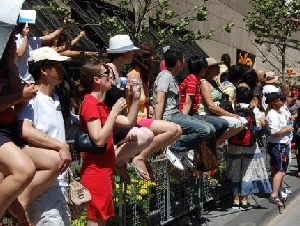 
                多伦多高温预警！体感飙至45℃，夜间难降温，500处避暑点开放
            