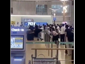 中国游客集体插队 机场暴冲“像失速的丧尸”