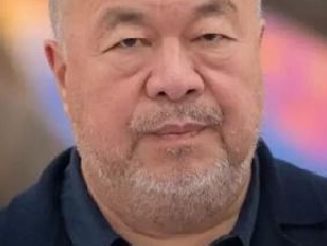 
                知名艺术家艾未未：希望回到中国
            
