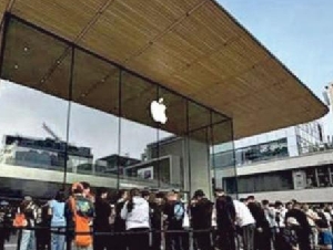 中国果粉通宵排队 买iPhone 18 Pro