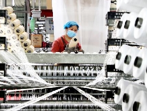中国学者看经济问题：制造业捲不动 服务业跟不上