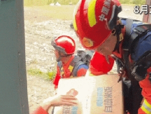 吉隆口岸现场：共5层的国门主体建筑已完全消失