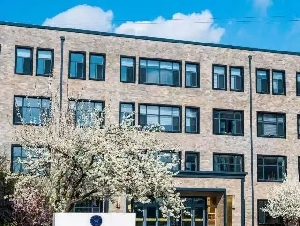 高校严禁学生叫老师“哥姐”，引发热议